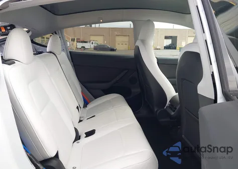 2023 Tesla Model Y Awd/Long Range Dual Motor All-Wheel Drive z USA, uszkodzony, nr VIN 7SAYGDEE5PF633005